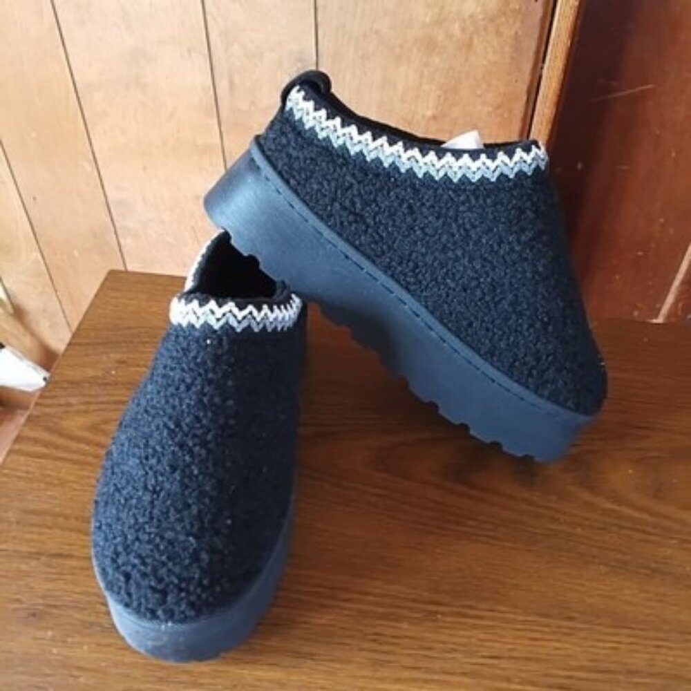 Women’s Black Fleece Slip-On Comfort Shoes Size 5.5 New